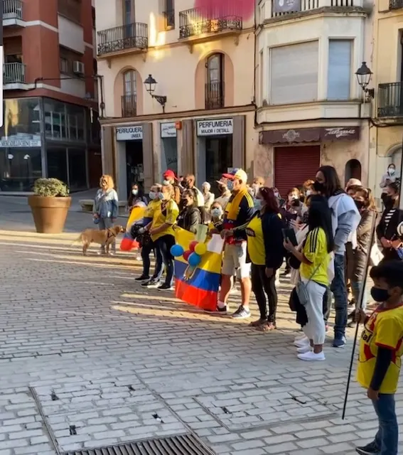 Un centenar de persones es concentren a la plaça de la Font del Lleó en suport a la societat civil de Colòmbia, víctima d’agressions de les forces antidisturbis