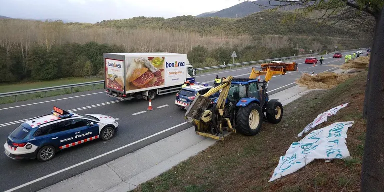 Restablerta la circulació a l'N-145 en finalitzar el tall de carretera