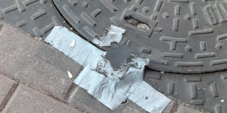 Els veïns de Platja Cassà tapen les clavegueres per evitar que hi surtin paneroles