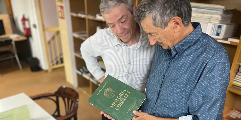 Xavier Martínez, José Manuel “Lolo” Garcia i Joan Vidal guanyen la Beca d’Investigació Local amb la "Història General de Cubelles. De la Prehistòria al Segle XXI"