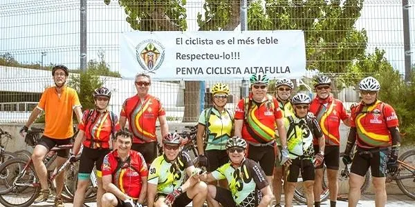 La Penya Ciclista reivindica la seguretat dels ciclistes amb una pancarta a l’entrada del municipi