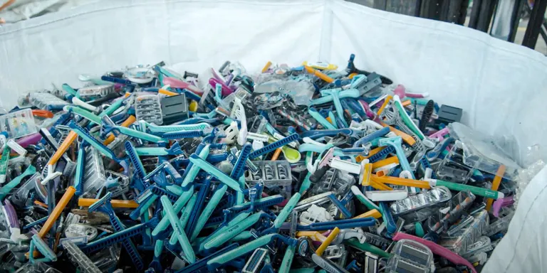 Els veïns de la Seu d'Urgell ja poden reciclar les maquinetes d'afaitar i evitar que acabin a l'abocador