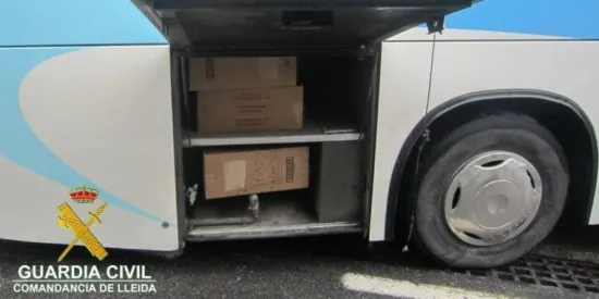 Intercepten un autocar amb més de 1.800 paquets de tabac de contraban