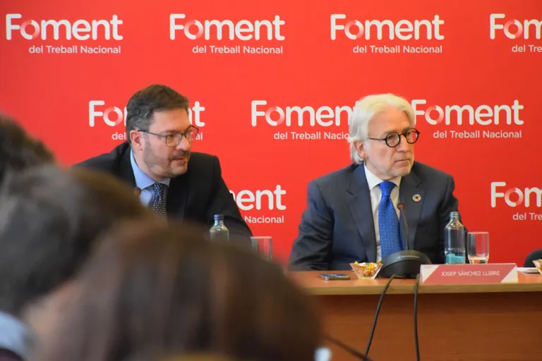 Foment ja té sobre la taula nou propostes per a l'ampliació del Prat, entre elles la pista marina