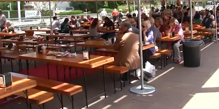 La festa de las Letras Galegas ha aplegat molts rubinencs a la Rambla del Ferrocarril