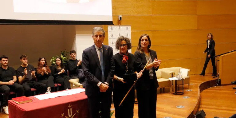 Maria Àngels Balsells pren possessió com a primera dona rectora de la Universitat de Lleida