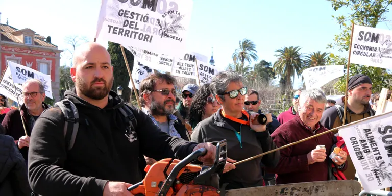 La pagesia protesta a les portes del Parlament: "Que ens escoltin i deixin de criminalitzar-nos"