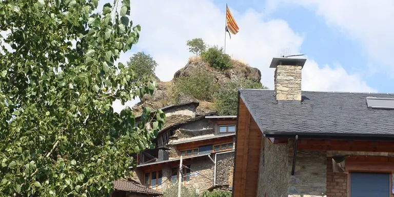 La recerca al castell de Castellbò permet localitzar-hi restes d'enterraments i monedes medievals
