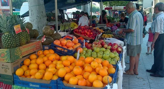 Recullen 600 signatures per redistribuir el mercat setmanal dels dissabtes