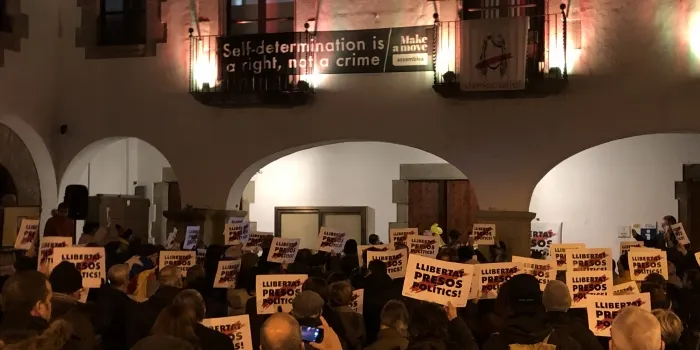 La plaça de l’Ajuntament s'omple d’arenyencs per donar suport al presos i preses polítics davant l’inici del judici