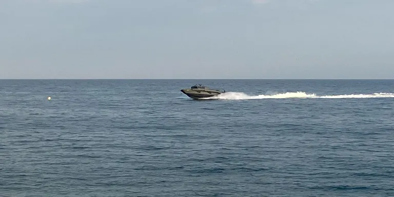 Embarcacions d'ús militar fan proves entre la costa d’Arenys de Mar i Canet de Mar