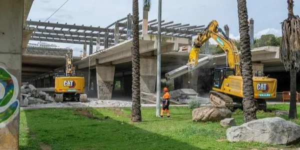 Es comença a enderrocar la plataforma del Miracle