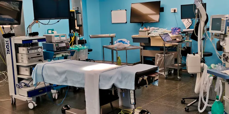 L'Hospital de Calella suspèn l'activitat quirúrgica no urgent des d'aquest dilluns "per atendre la cinquena onada de pacients COVID"