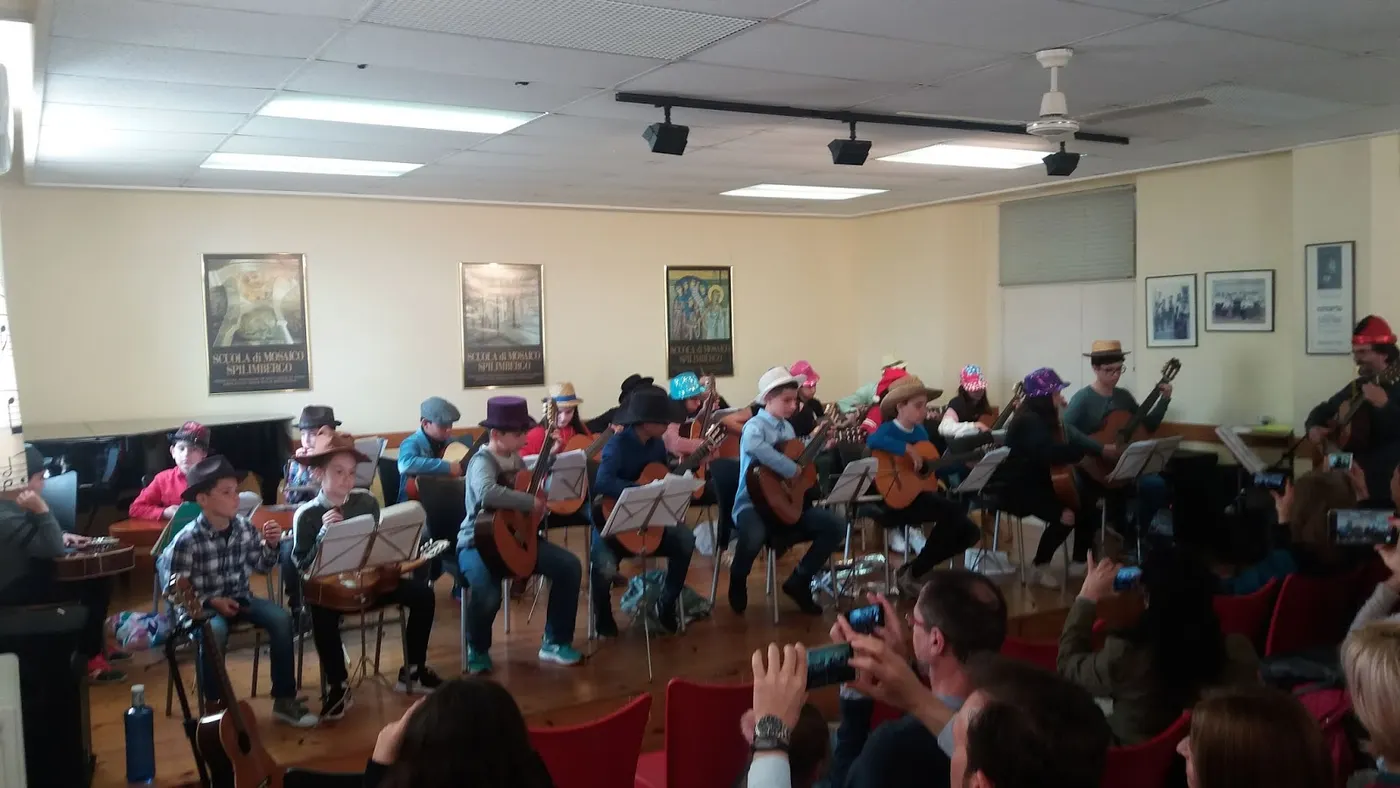 L'Escola Municipal de Música Joan Valls comença el curs 2019-2020 conjuntament amb les escoles i instituts de Caldes. A més dels cursos consolidats, aquest any l'escola presenta la creació d'una nova coral d'adults