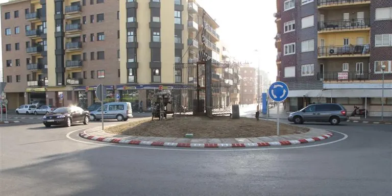 L'equip de govern pren mesures per solucionar l'ocupació d'una planta baixa a Poblenou