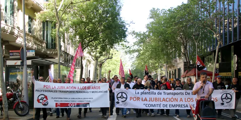 Manifestació de conductors de busos al centre de Barcelona per exigir la jubilació als 60 anys