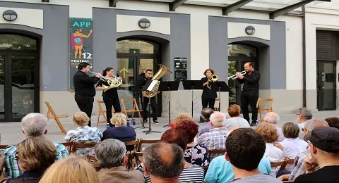 -MÚSICA AL AIRE LIBRE EN LA CALLE ESCUELAS-