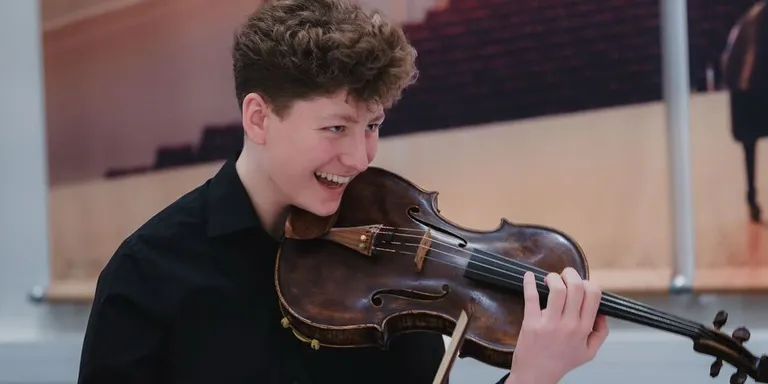 L’Escola de Música Robert Gerhard participa en el concert del jove violista nord-americà Liam Meyers