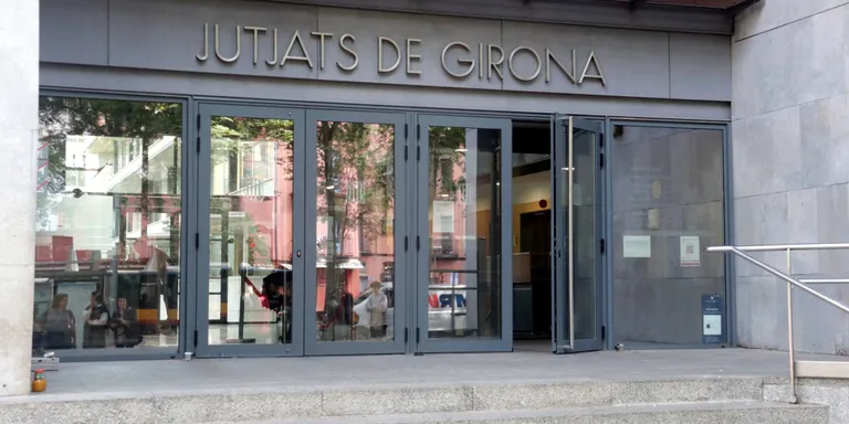 Absolt de cultivar droga a Caldes de Malavella perquè la policia va entrar a la casa sense permís per una porta oberta