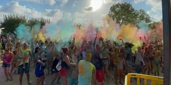 Els Diables d’Altafulla organitzen la ja clàssica festa ‘Holi Colours’ aquest diumenge a la plaça Consolat de Mar