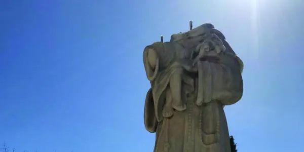 Decapiten l’escultura de la plaça de Sant Antoni