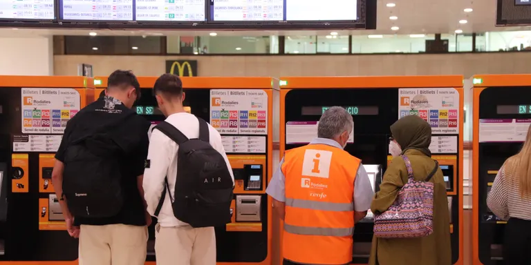 Renfe comença a retornar la fiança dels abonaments gratuïts de Rodalies i Mitja Distància adquirits durant el 2022