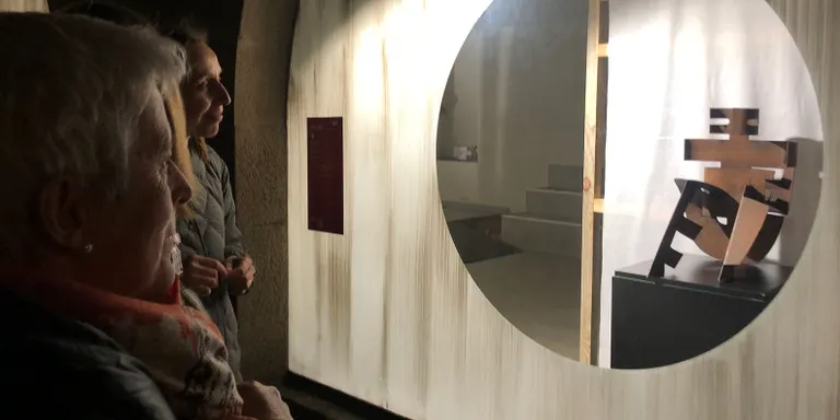 Una vintena d'aparadors solsonins exposen obres d'artistes locals a partir d'aquest divendres