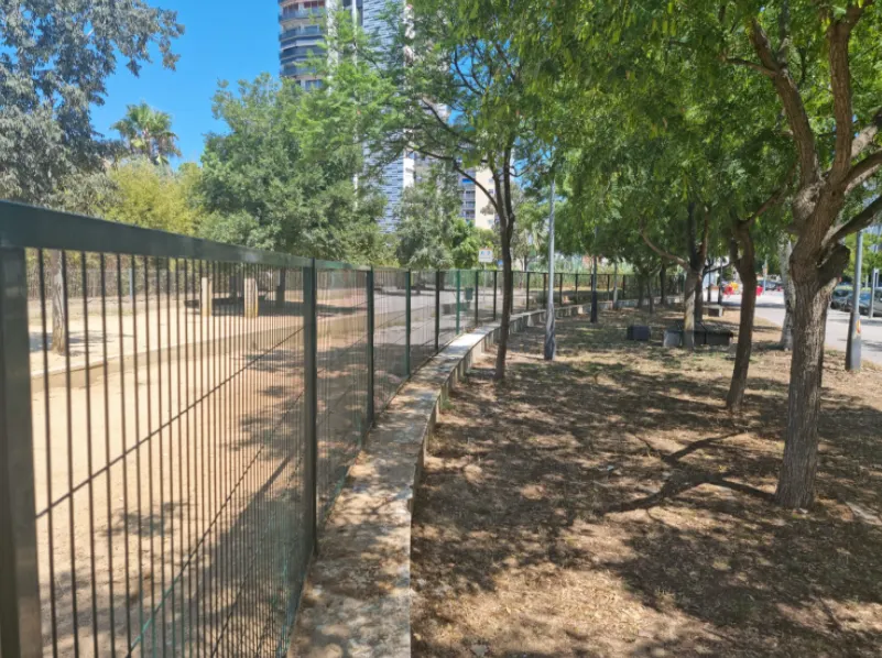 L’àrea d’esbarjo per a gossos, de l’avinguda Lluís Companys, amb nou arranjament i en servei novament