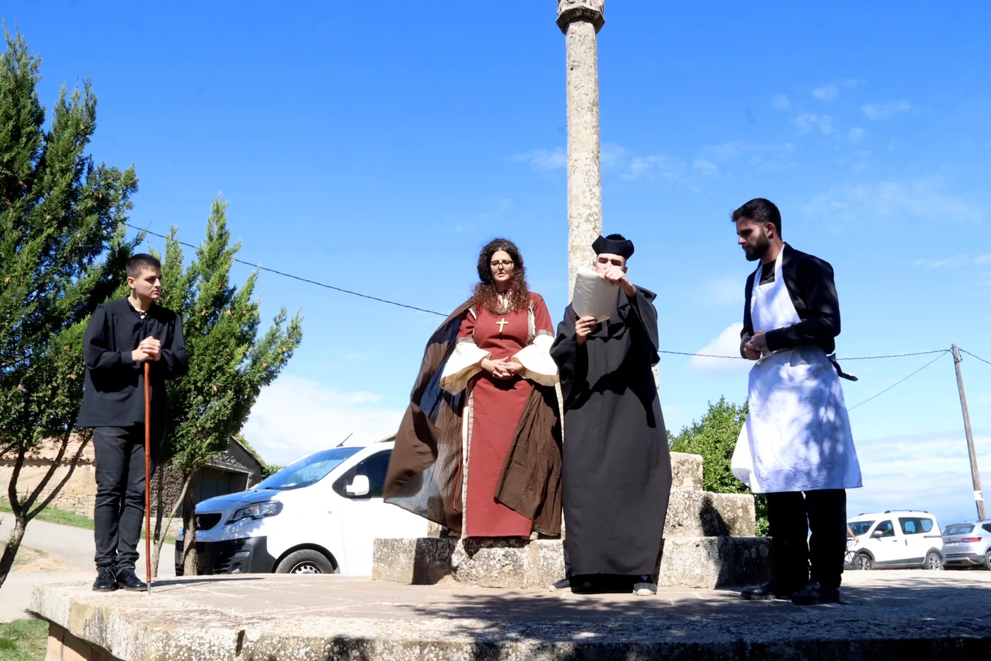 Una visita teatralitzada i una xerrada sobre la història de l'Hostal de Pinós commemoren els 500 anys de servei ininterromput d'aquest establiment