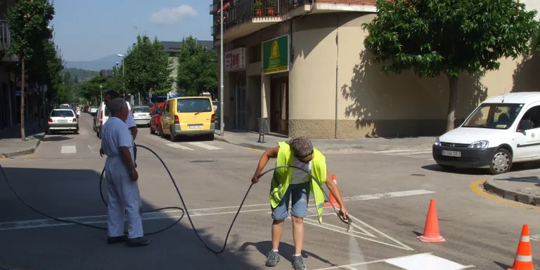Via Pública repinta els passos de vianants de la Seu