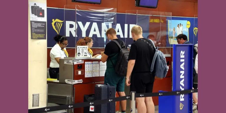 Serveis mínims d'entre el 34% i el 81% a l'aeroport del Prat per a la vaga de tripulants de cabina a Ryanair
