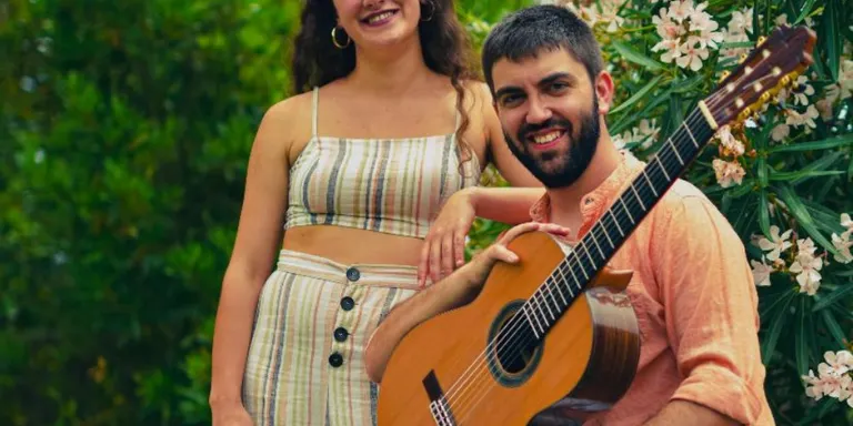 Pau Duran i Julia Rodríguez actuen al claustre de la Fundació Pere Badia