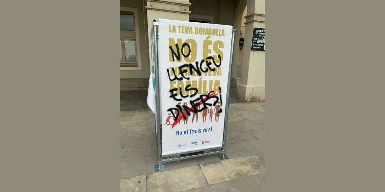 Una de les torretes de la campanya “No et facis viral” ha estat malmesa