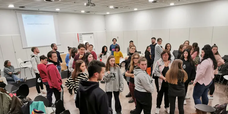 Alumnes i professors aprenen a promoure el diàleg en un taller emmarcat en el Dia de la Mediació