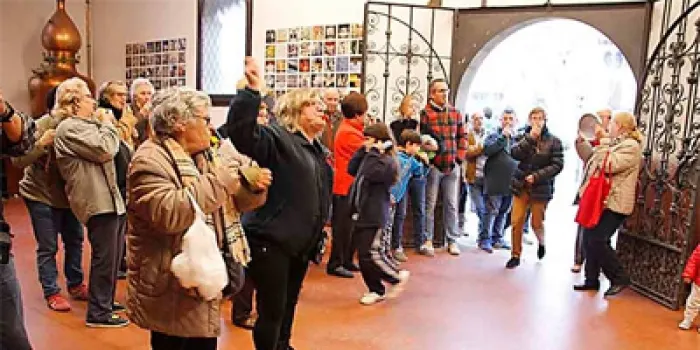 Xiulets i cassoles contra la moció de censura a Estanis Fors