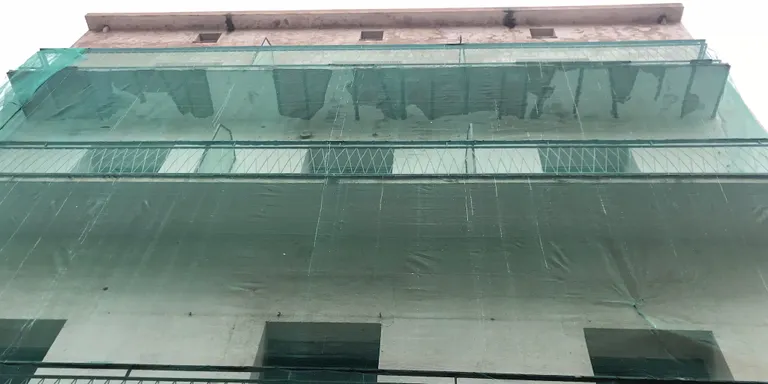 Els veïns del Carrer de Mar demanen mesures urgents per la seguretat d'un edifici en mal estat estructural