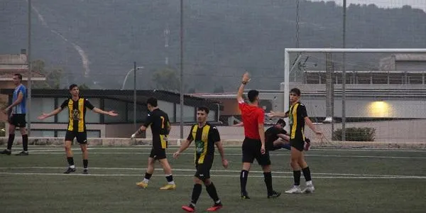 La Riera li aixeca un 0-2 a l’Altafulla i acaba amb la seva imbatibilitat en un derbi vibrant (3-2)