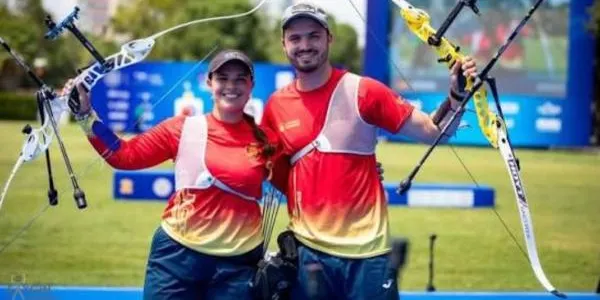 Elia Canales es penja la medalla d’or en la Copa del Món mixta de tir amb arc olímpic