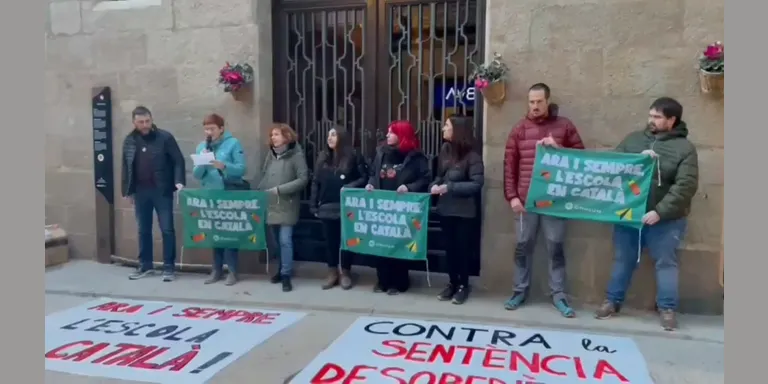 Més d'un centenar de persones es concentren a Solsona en defensa de l'escola en català