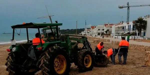 La platja d’Altafulla es posa a punt per rebre els banyistes a partir del 9 de juny
