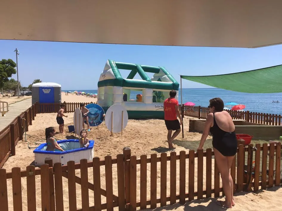 S'instal·la el Baby Center i el parc lúdic i infantil a la Platja dels Pescadors