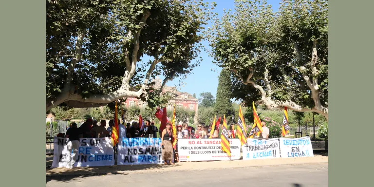 Protesta dels treballadors al Parlament contra l’ERO que preveu 121 acomiadaments