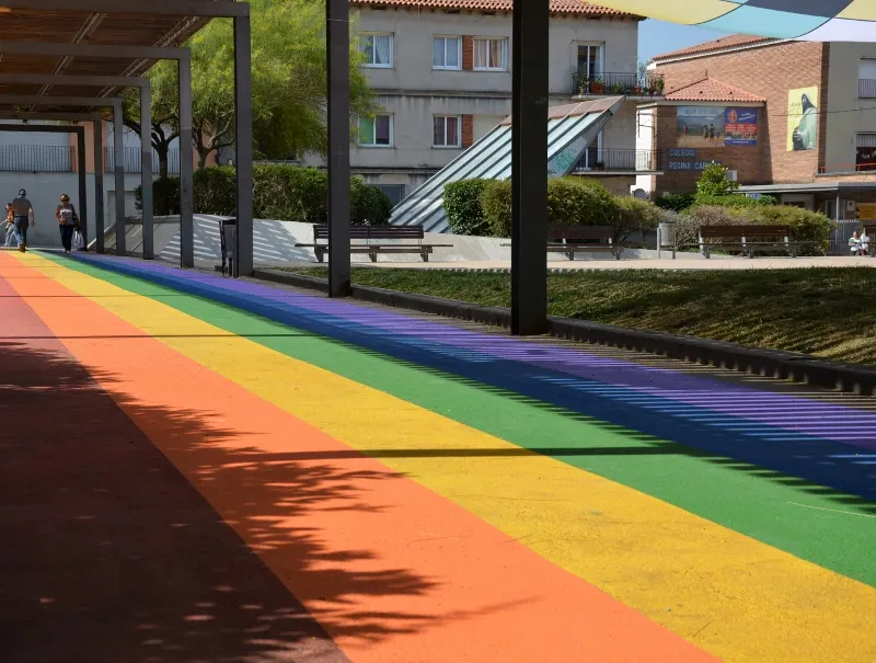 La plaça Salvador Allende, amb la bandera LGTBI