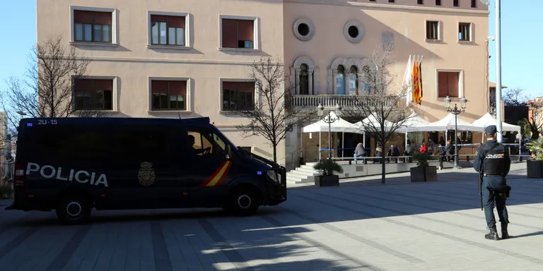 La Policia Nacional escorcolla l'Ajuntament de Cornellà de Llobregat per contractacions irregulars