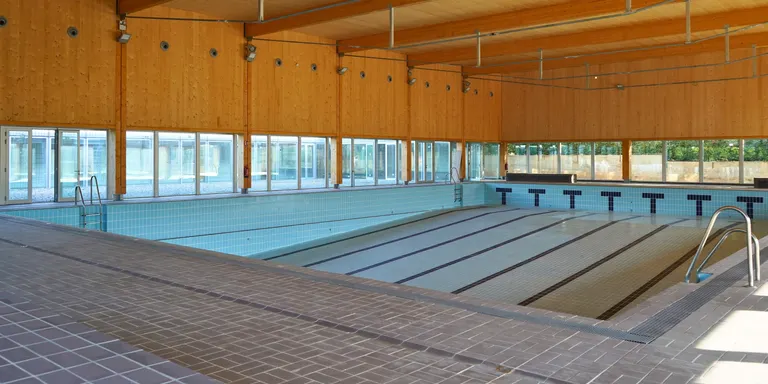 L'Ajuntament de Torredembarra emprendrà accions legals pels endarreriments en el cobriment de la piscina nova