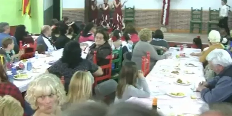 La Cruz de Mayo s'ha traslladat a un espai tancat per culpa de la pluja d'aquest diumenge
