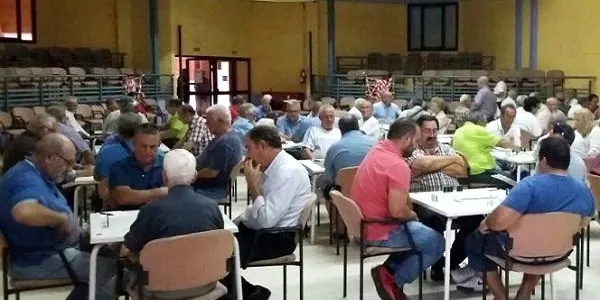 Un centenar de persones celebren la Festa del Dòmino de Tarragona a Altafulla