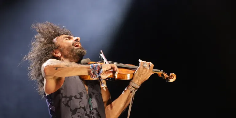 Ara Malikian ofereix a Cambrils un espectacle musical que fa vibrar un públic entregat des del primer minut