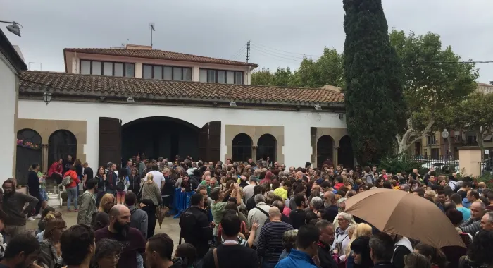 El Calisay va ser un dels col·legis electorals que va aplegar nombrosos arenyencs al llarg de tot