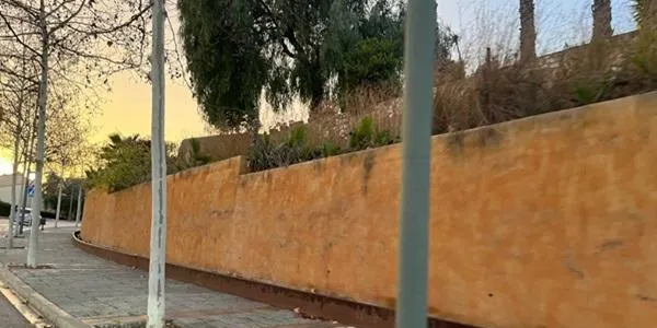 L’Ajuntament d’Altafulla substitueix les plantes enfiladisses de l’avinguda Marquès de Tamarit per espècies que consumeixin menys aigua